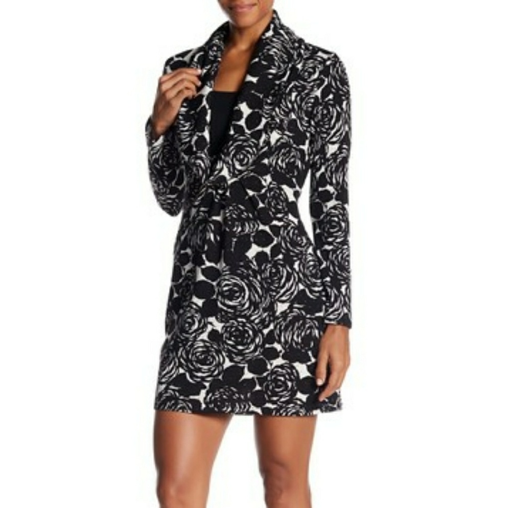 Papillon

Metallic Rose Print Sweater Dress